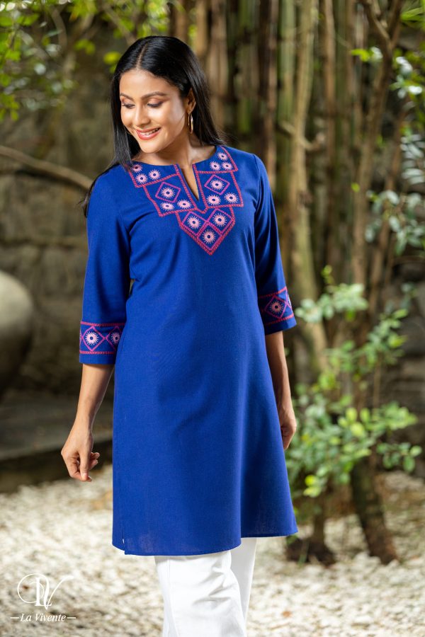 Embroidered Linen Kurta - Image 3