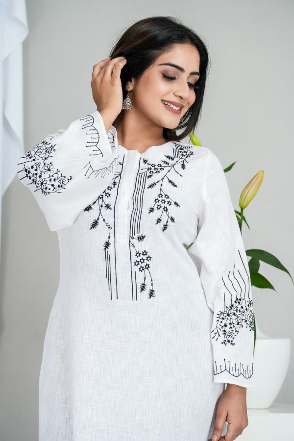 Floral Embroidered Flare Sleeved Kurta - Image 4